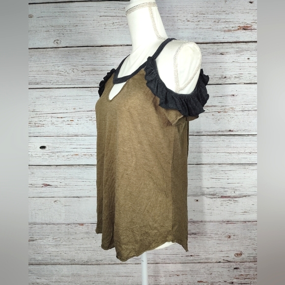 CHASER Ruffle Cold Shoulder Top - Picture 3 of 6